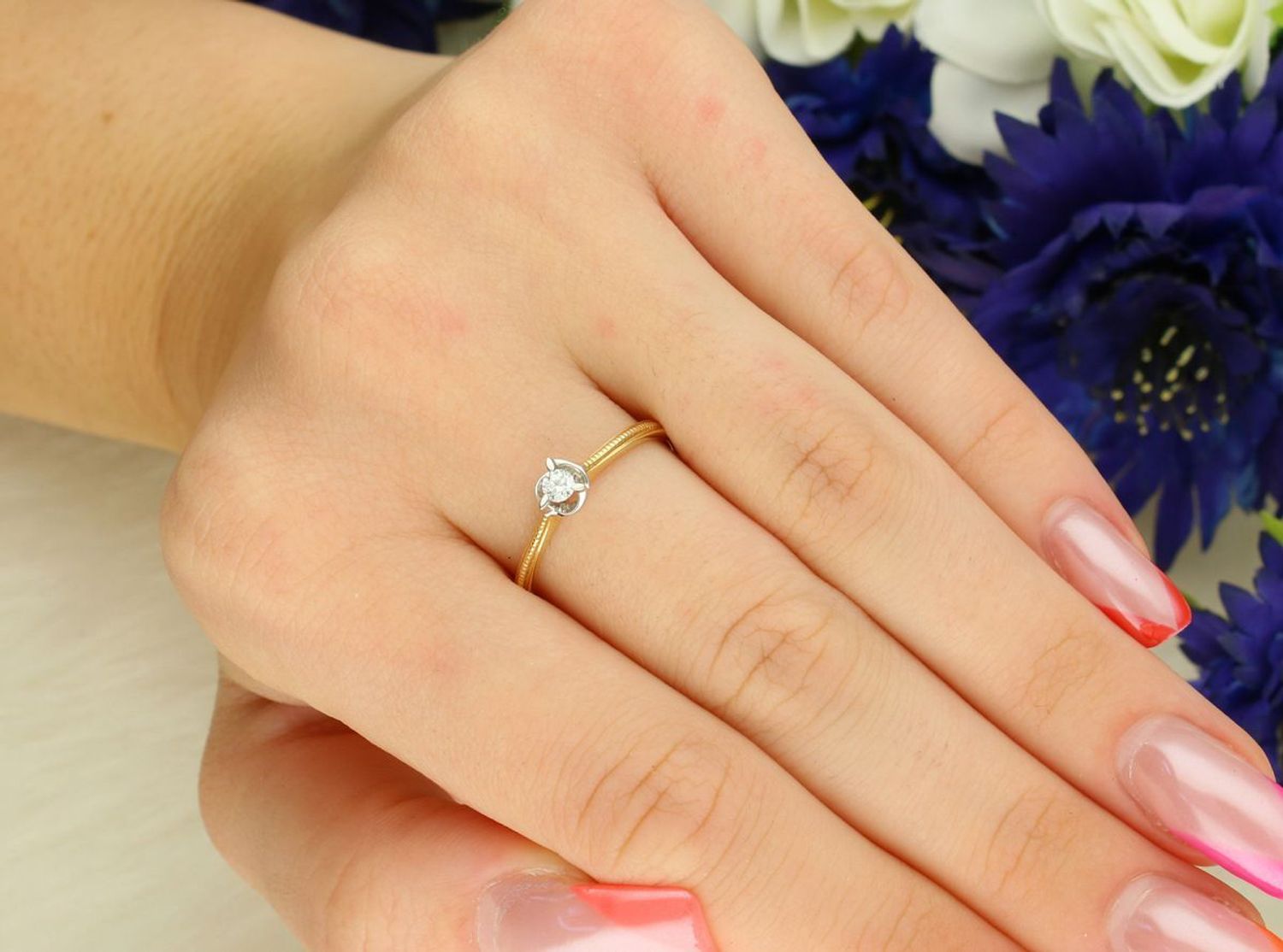 Elegancki złoty pierścionek Wieczna Miłość z diamentem 0,95 ct, barwa H, czystość SI, trzy ramiona z białego złota. Idealny na zaręczyny lub prezent z certyfikatem autentyczności.11.jpg